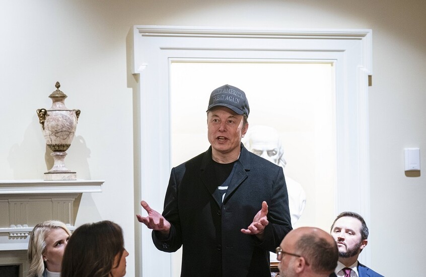 الرئيس التنفيذي لشركة "رايان إير" يقترح تسوية النزاع مع ماسك من خلال المصارعة الذراعية