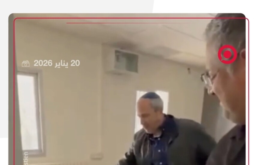 مسؤول إسرائيلي يحطم لافتة تحمل شعار وكالة 