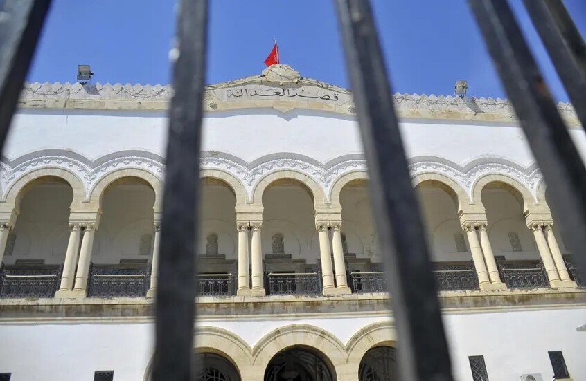 تونس.. سجن صحفيين بارزين 3 أعوام وستة أشهر بتهمة "غسل أموال وجرائم جبائية"