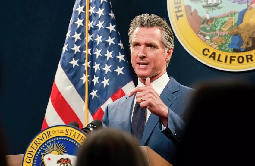 "ديناصور مخه بحجم حبة جوز".. وزير المالية الأمريكي يهاجم حاكم كاليفورنيا