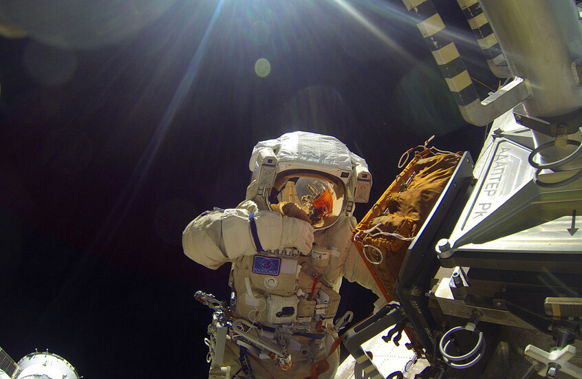 "روس كوسموس" تدرّب روادها على استخدام أحزمة أمان جديدة لتأمين عملهم في الفضاء المفتوح
