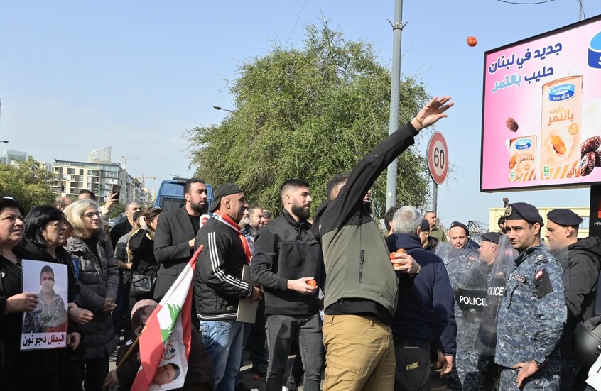 أهالي ضحايا انفجار مرفأ بيروت يرشقون مبنى الجمارك بالطماطم (فيديو)