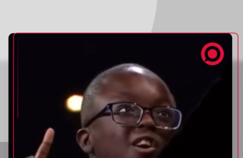 في موهبة استثنائية.. طفل أمريكي يبدع بأداء عزف أغنية سعودية في حفل