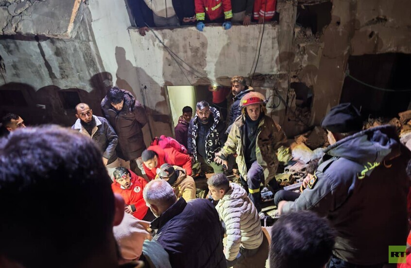 لبنان.. انهيار مبنى في طرابلس وفرق الإنقاذ تواصل البحث عن الناجين تحت الأنقاض