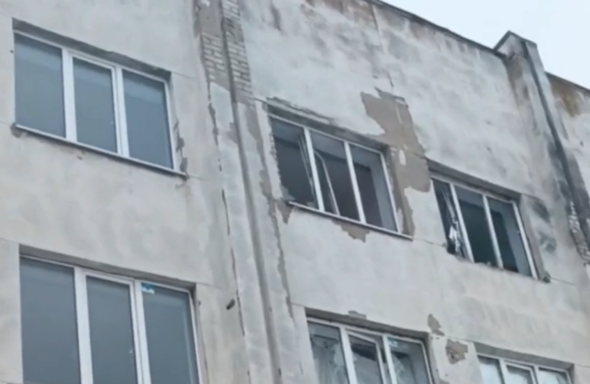 القوات الأوكرانية تقصف عيادة مدنية في مدينة كاخوفكا بخيرسون (فيديو)