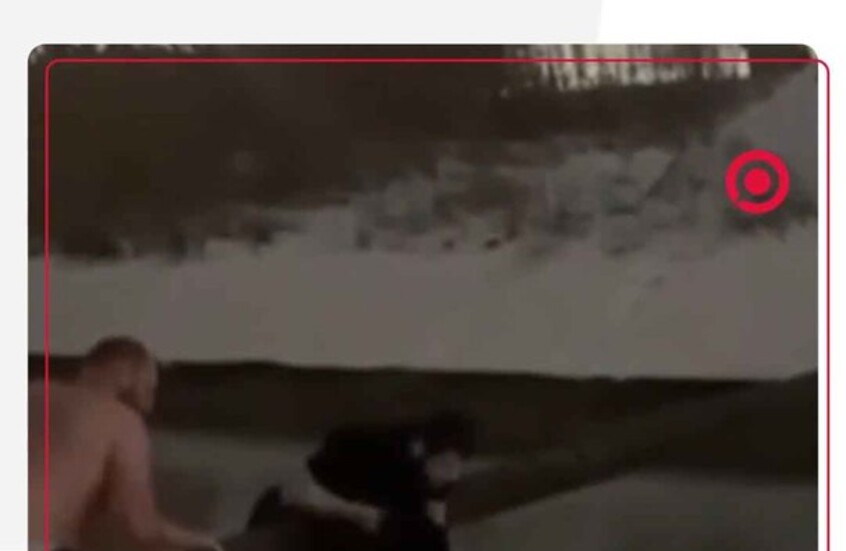 مشهد مذهل.. سلسلة بشرية تنقذ أما وطفلها من سيارة تغرق بروسيا