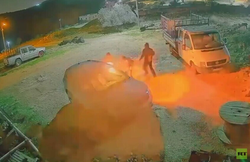 الضفة الغربية.. مستوطنون يضرمون النار في مركبتين شمالَ رام الله