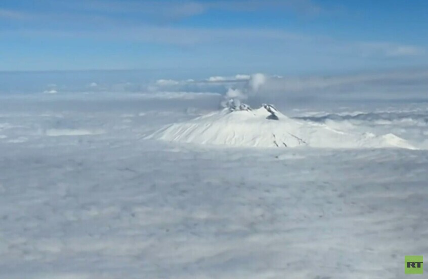 إيطاليا.. إعصار "هاري" يكسو بركان إتنا بالثلوج