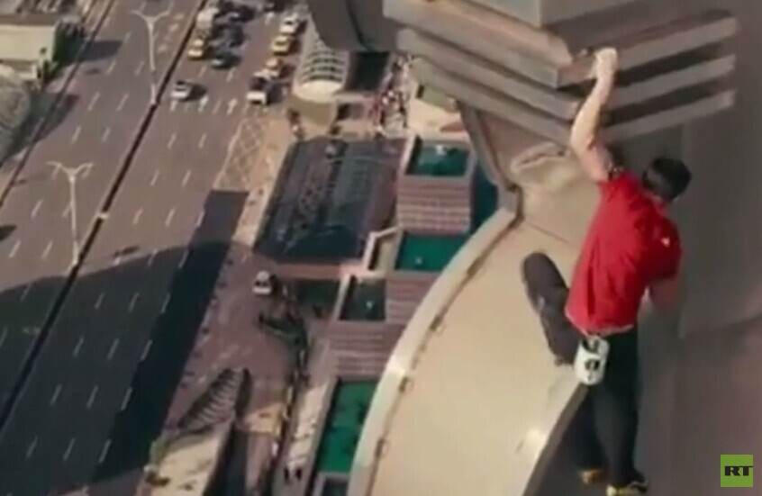 تايوان.. هاو أمريكي من عشاق القمم يتسلق ناطحة سحاب