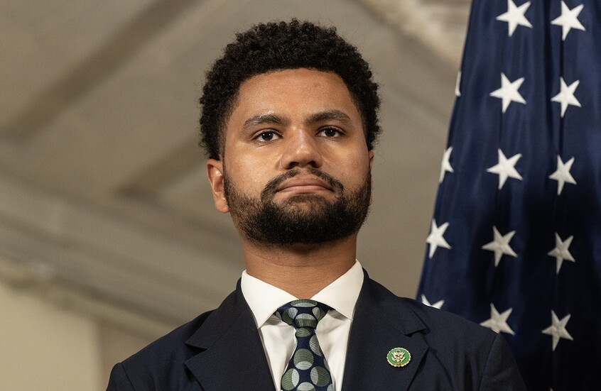 رجل يهاجم نائبا أمريكيا ويهدده بالترحيل