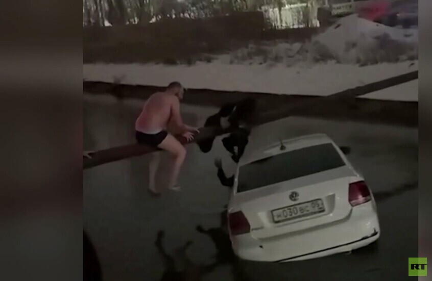 جمهورية داغستان.. عملية إنقاذ امرأة وطفلها من سيارة تغرق