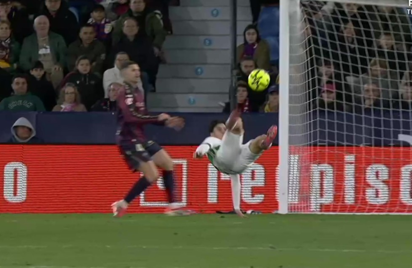 المغربي آدم بوعيار يسجل هدفا مذهلا في "الليغا" (فيديو)