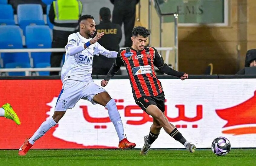 صدمة الجماهير.. تصرف غير متوقع من نجم الهلال عقب طرد شقيقه بمباراة الرياض (فيديو)