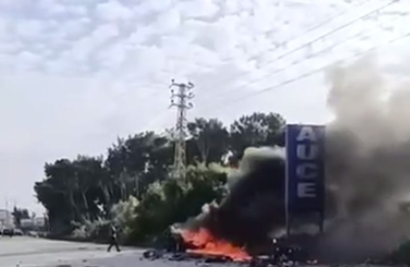 غارة إسرائيلية تستهدف سيارة في مدينة صور بجنوب لبنان (فيديو)