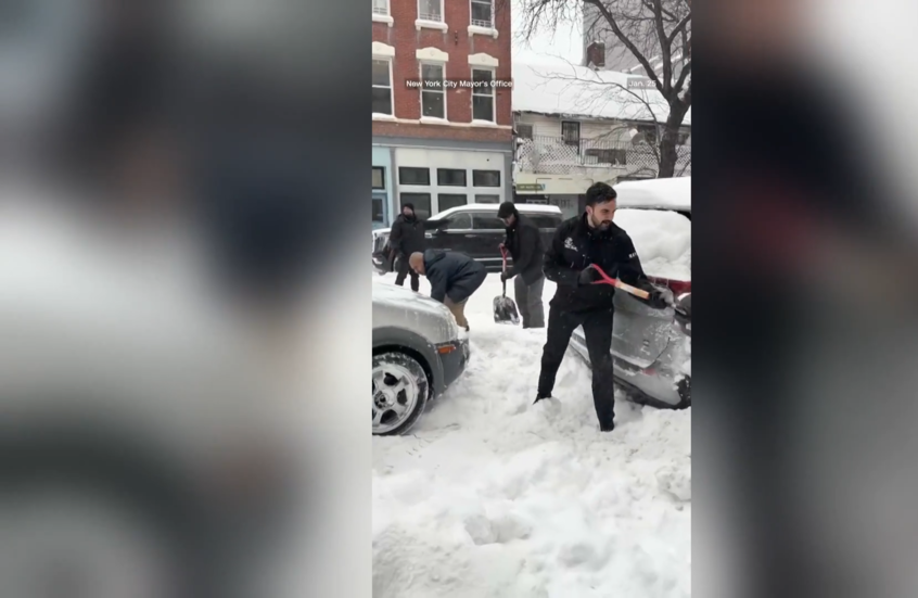 زهران ممداني يزيل الثلوج بنفسه في بروكلين بعد عاصفة شتوية ضربت نيويورك