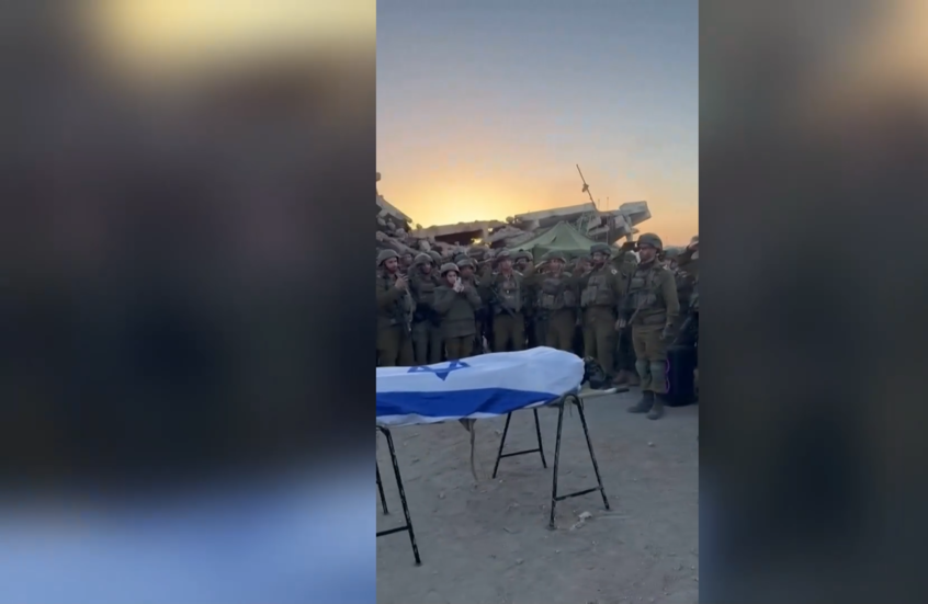 جنود إسرائيليون يؤدون التحية العسكرية لجثمان آخر أسير إسرائيلي في قطاع غزة