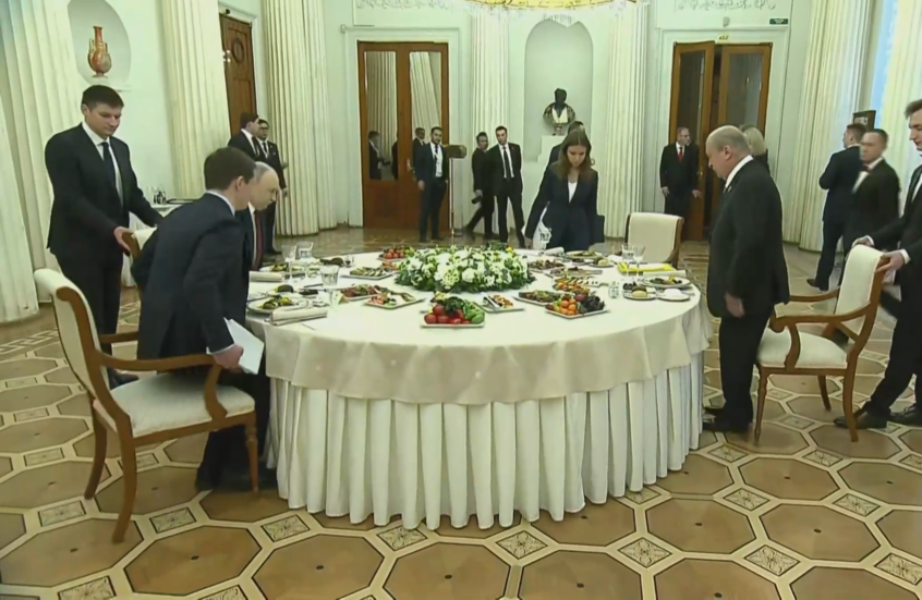 إفطار عمل يختتم لقاء الرئيس بوتين وملك ماليزيا في متحف الإرميتاج في بطرسبورغ