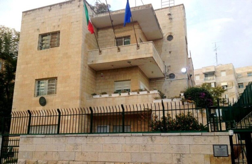 حادثة "استثنائية".. مستوطن إسرائيلي يجبر ضابطين إيطاليين على الركوع تحت تهديد السلاح ويستجوبهما