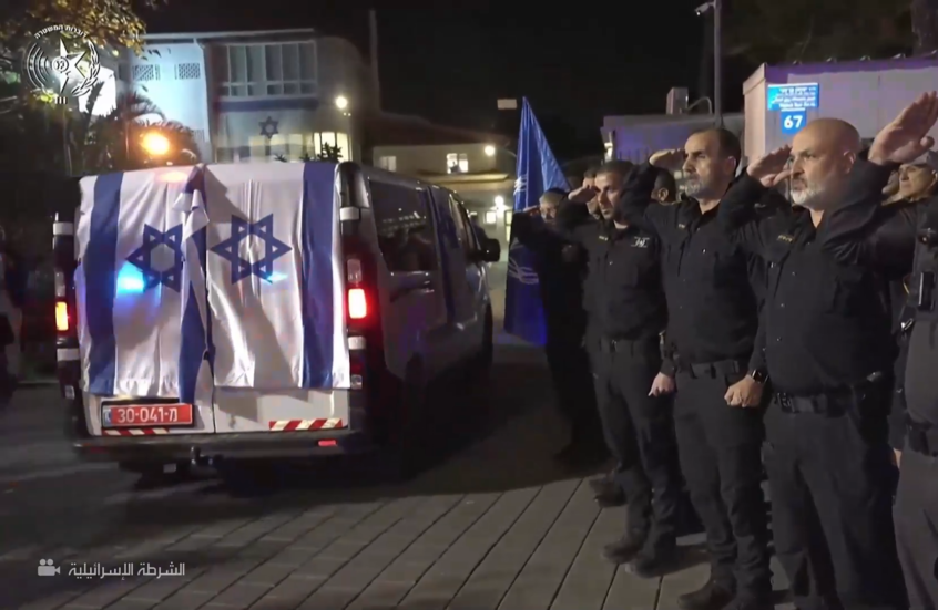 حرس الشرف يرافق نقل جثمان آخر أسير إسرائيلي إلى المركز الطبي بتل أبيب بعد انتشاله من غزة