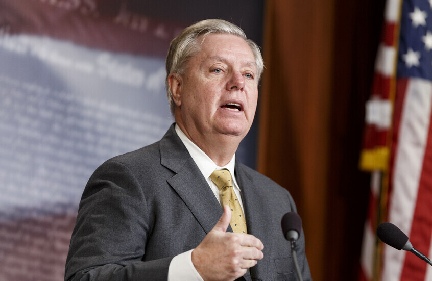 غراهام يحذر ترامب من التخلي عن محتجي إيران والأكراد ويذكر "بحادثة بنغازي"