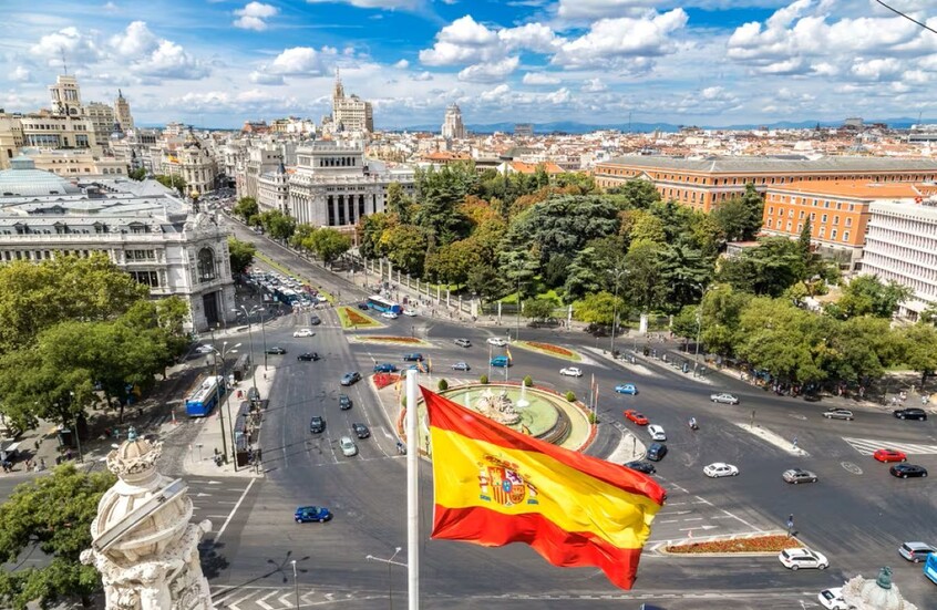 حكومة إسبانيا تضع خطة لتسوية أوضاع نصف مليون مهاجر غير نظامي