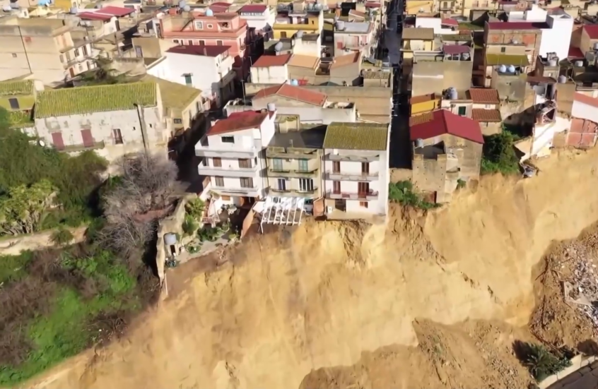 شاهد.. انهيار أرضي ضخم يدمر مدينة في جزيرة صقلية