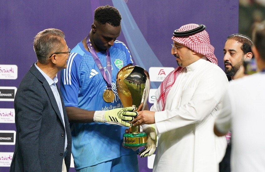 أزمة "المنشفة".. رئيس حكام الـ"كاف" يصدم حارس مرمى السنغال في أزمة نهائي إفريقيا 2025 (فيديو)