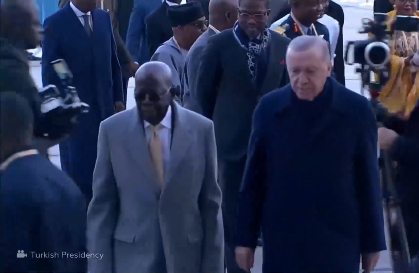 شاهد.. مراسم استقبال الرئيس النيجيري في تركيا تنتهي بسقوطه