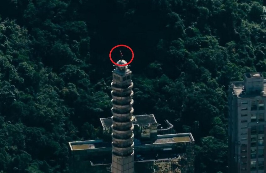 خطوة انتحارية.. "العنكبوت" يتسلق مبنى "تايبيه 101" من دون حبال في بث مباشر