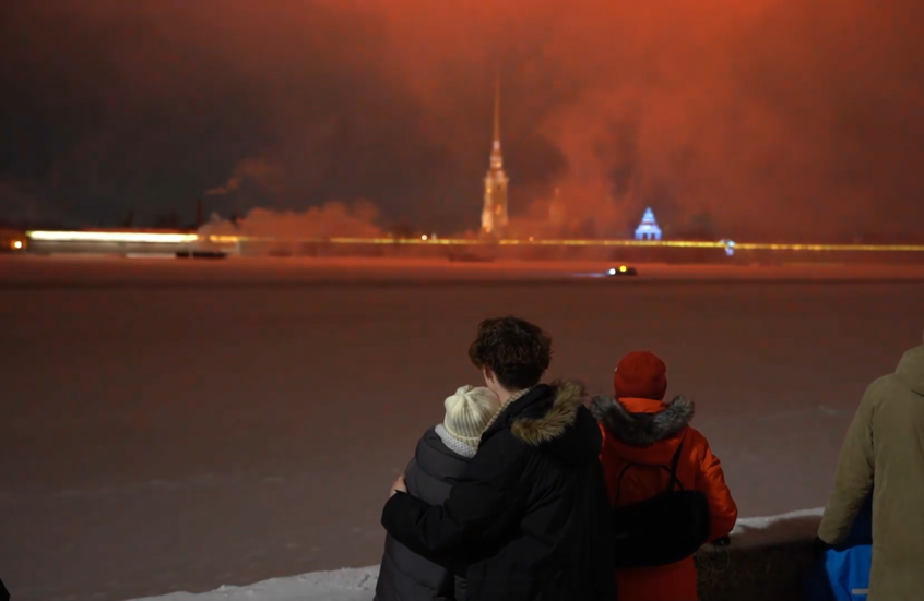 ألعاب نارية تضيء سماء بطرسبورغ بمناسبة الذكرى الـ82 لرفع الحصار عن لينينغراد