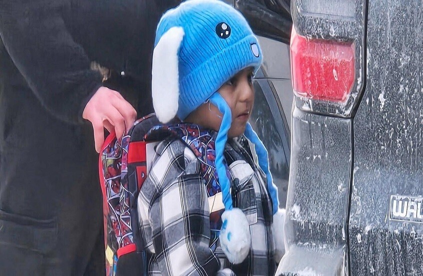 بعد غضب واسع في أمريكا.. قاض يمنع إدارة الهجرة من ترحيل أو نقل الطفل ليام ووالده (فيديو + صور)