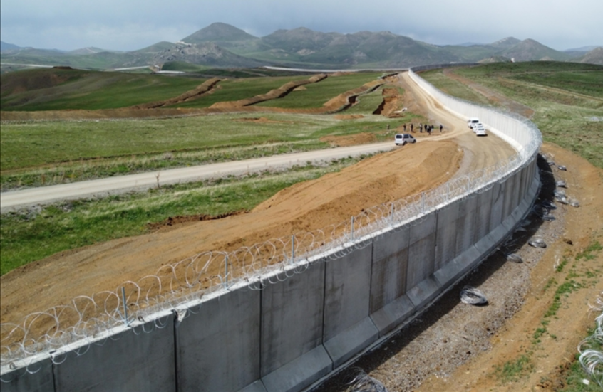 "سياج ومنطقة عازلة".. تركيا تستعد لأسوأ سيناريو أمريكي في إيران