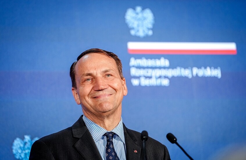 ماسك: وزير الخارجية البولندي "أحمق يسيل لعابه"