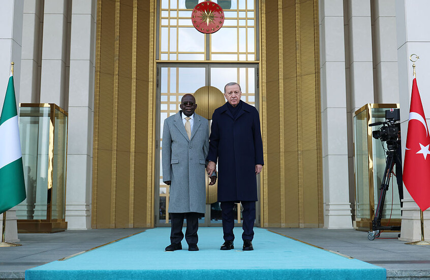 تعثر رئيس نيجيريا خلال مراسم استقبال أردوغان له (فيديو)