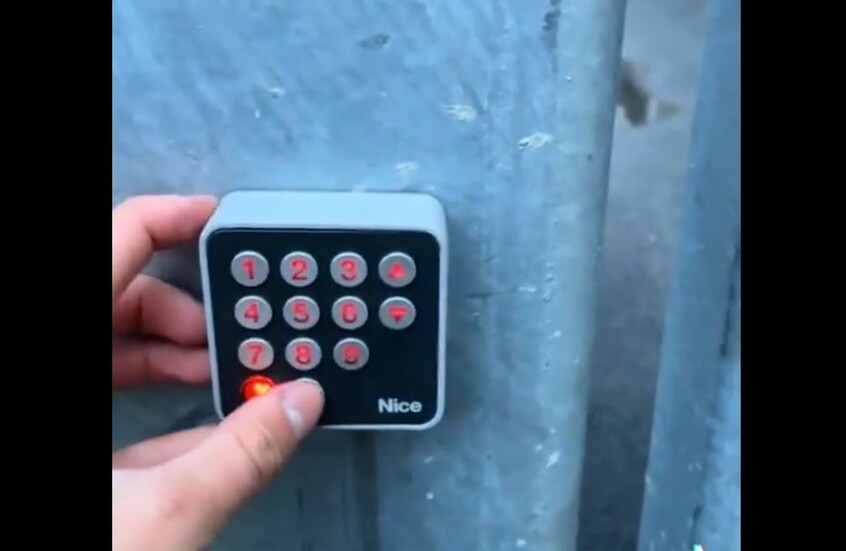 كلمة السر مكتوبة على الباب!.. إنكليزي يتسلل "بغرابة" إلى ملعب إيطالي (فيديو)