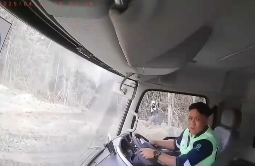 كاميرا مراقبة ترصد لحظة ابتلاع الأرض شاحنة أثناء انهيار في منجم نيكل بإندونيسيا