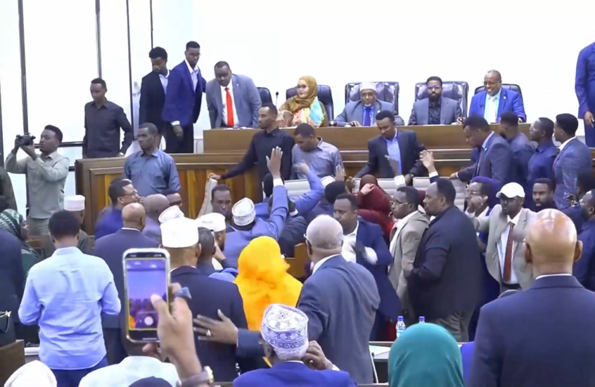 اشتباكات بالأيدي وصراخ في البرلمان الصومالي بشأن التعديلات الدستورية