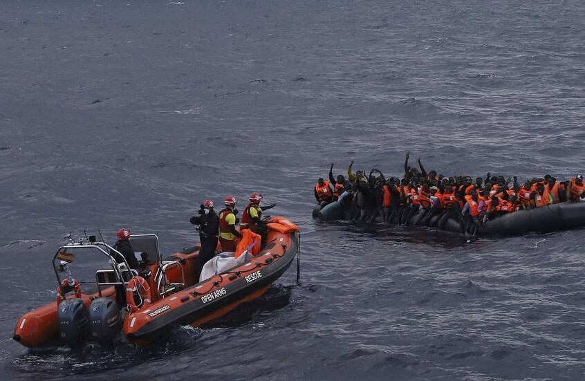 الشرطة الإيطالية توقف شخصين بتهمة الاتجار بالبشر وتعذيب مهاجرين انطلقوا من السواحل الليبية