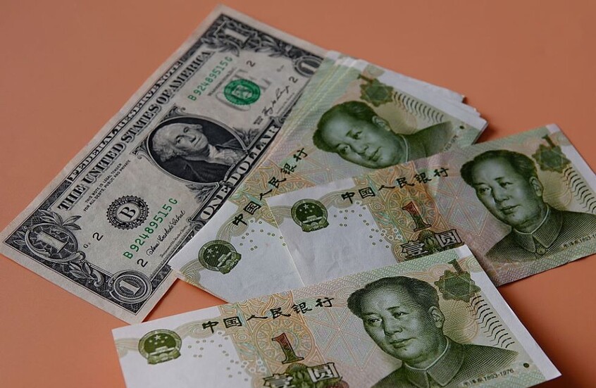 لماذا يصمد الدولار الأمريكي رغم العجز التجاري والديون؟