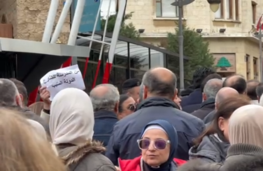 محتجون أمام مجلس النواب اللبناني رفضا لمشروع الموازنة