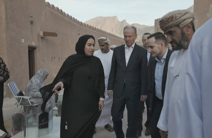 مساعد الرئيس الروسي يزور قلعة نخل ويلتقي المسؤولين العمانيين في مسقط