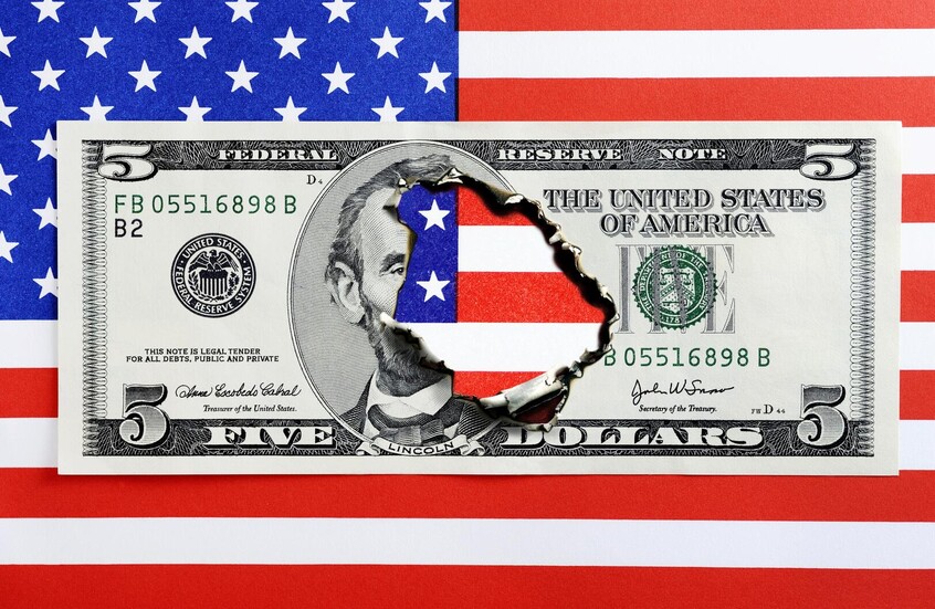 عرفه العالم عام 2008..  خبير اقتصادي شهير يتنبأ بمصير الدولار والذهب