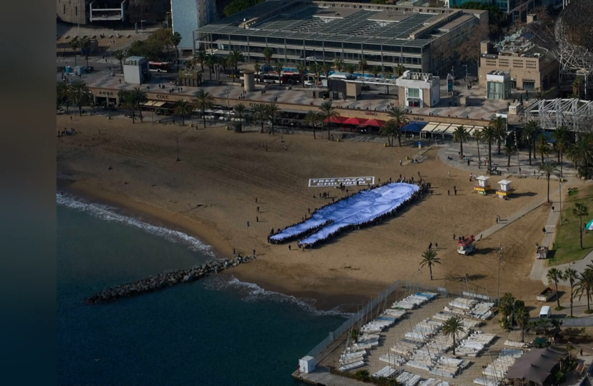 صورة عملاقة للطفلة الفلسطينية هند رجب تظهر على شاطئ برشلونة في الذكرى السنوية الثانية لمقتلها