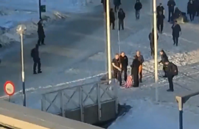 شاهد.. أول محاولة لرفع العلم الأمريكي في غرينلاند  تبوء بالفشل