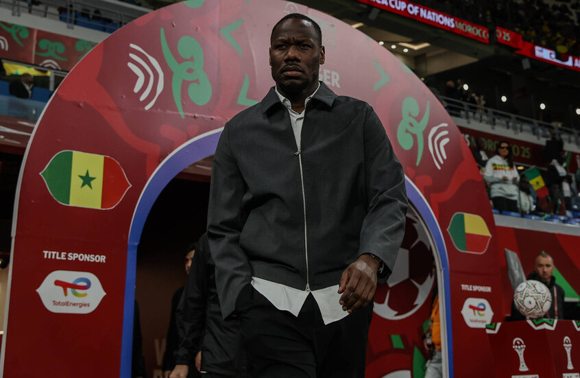 عقوبات "كاف" تثير الغضب والسنغاليون يتحركون لدعم مدربهم