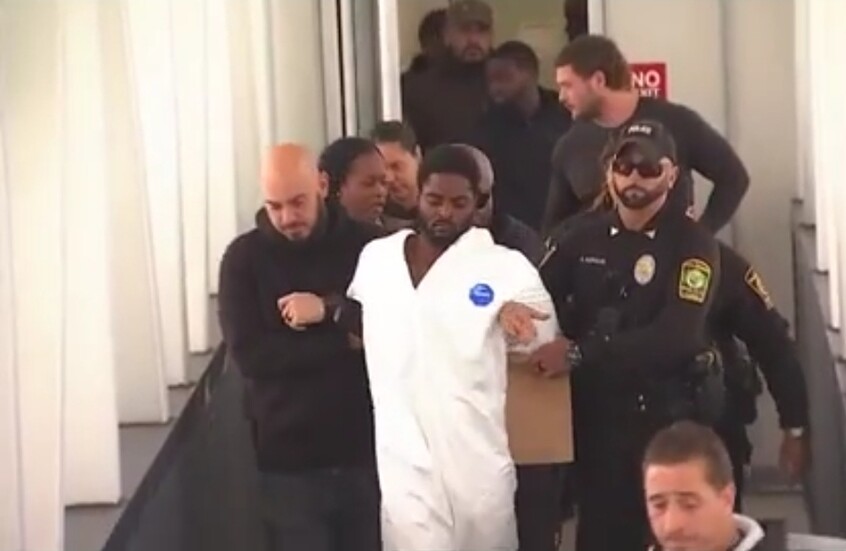 "زاد الطين بلة".. متهم باغتصاب يتحرش بالمحققة وهو مكبل اليدين (فيديو)