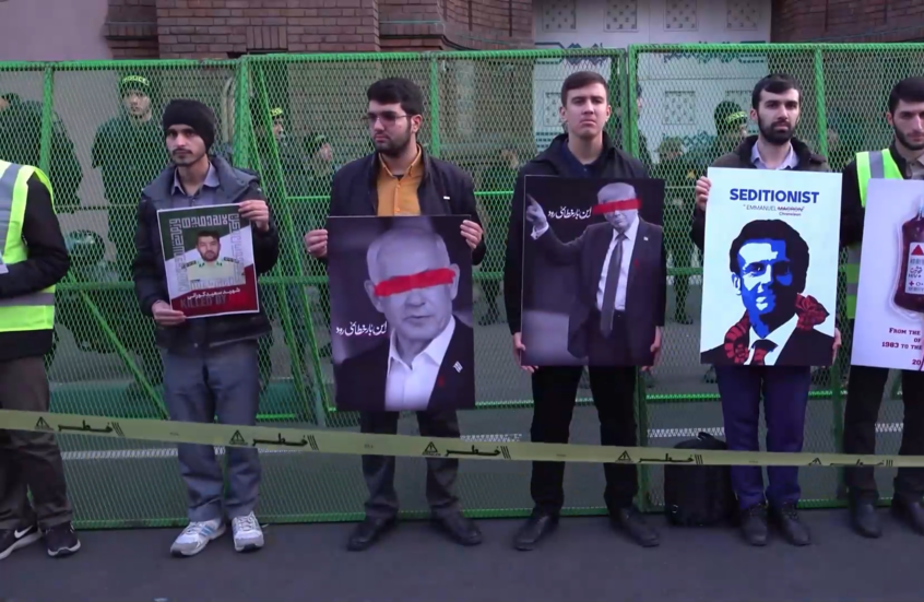 مظاهرة أمام السفارة الفرنسية في طهران تنديدا بموقف باريس من الاحتجاجات الإيرانية