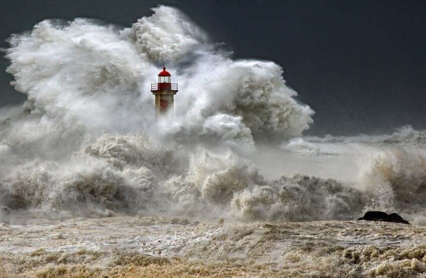 البرتغال.. 290 ألف منزل بدون كهرباء بسبب إعصار "كريستينا" (فيديو)