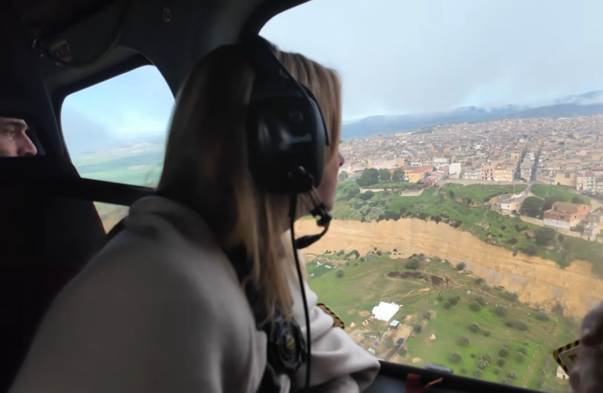 جورجيا ميلوني تتفقد على متن مروحية آثار انهيار أرضي مدمر في جنوب صقلية