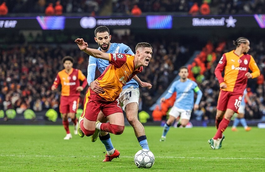 الجزائري آيت نوري يتعرض لهجوم بعد حصوله على "رجل المباراة" ضد غلطة سراي